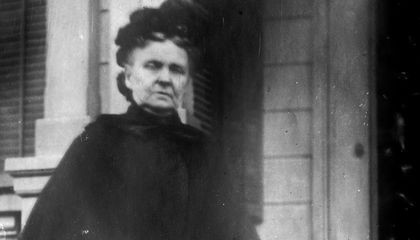 Còn cậu con trai Ned thì trở thành nạn nhân bi thảm của mẹ. Ở tuổi thiếu niên, Ned bị xe trượt tuyết cán phải chân. Người mẹ giàu có đã không cho con đi chữa chạy ở bệnh viện tốt nhất mà đưa cậu bé đến một bệnh viện miễn phí dành cho người nghèo để đỡ tốn tiền.