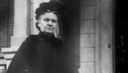 Còn cậu con trai Ned thì trở thành nạn nhân bi thảm của mẹ. Ở tuổi thiếu niên, Ned bị xe trượt tuyết cán phải chân. Người mẹ giàu có đã không cho con đi chữa chạy ở bệnh viện tốt nhất mà đưa cậu bé đến một bệnh viện miễn phí dành cho người nghèo để đỡ tốn tiền.