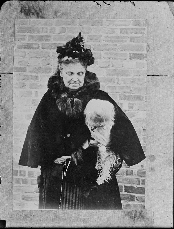 Mỗi bữa ăn, 2 mẹ con Hetty chỉ tiêu tốn 15 xu, chấp nhận uống sữa lạnh để tiết kiệm chi phí khí đốt. Mỗi khi tìm được ngôi nhà giá rẻ hơn, bà lập tức chuyển đi, không ngại cuộc sống rày đây mai đó, một phần vì sợ báo chí và bọn trộm cắp.