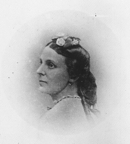 Hetty Green, tên khai sinh là Henrietta Howland Robinson (1834 - 1916) sinh ra và lớn lên trong một gia đình thương gia giàu có ở New Bedford, Massachusetts.