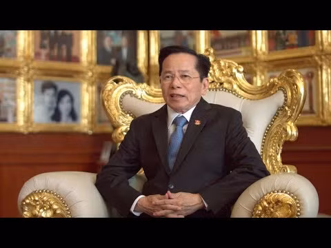 Năm 1978, vợ chồng ông Lê Văn Kiểm bán chiếc xe Honda duy nhất lúc bấy giờ, mua một chiếc mô tơ chế tạo máy trộn thức ăn gia súc. Lúc bấy giờ, cơ sở sản xuất thức ăn gia của gia đình ông Kiểm hoạt động “chui” tại địa chỉ nhà riêng ở 39, Phan Xích Long, Phú Nhuận, TP HCM. Ảnh: Youtube.