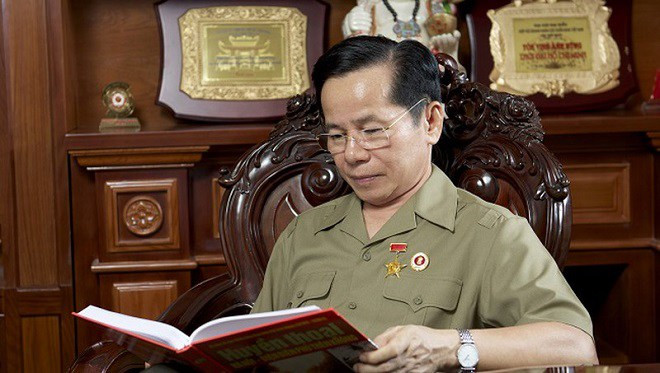 Ngoài ra, vợ chồng đại gia Lê Văn Kiểm còn rất quan tâm đến công việc từ thiện. Giữa tháng 11/2014, ông Kiểm được trao giải thưởng “Nhân vật Golf và Từ thiện châu Á Thái Bình Dương năm 2014” tại Singapore. Ảnh: Enternews.