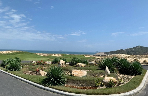 3 năm sau, thị trường địa ốc ấm lên, đại gia Lê Văn Kiểm chuộc được gần hết đất, bán đất có tiền để trả toàn bộ số nợ, cộng cả lãi suất ngân hàng. Đến năm 2001, ông Kiểm bắt đầu xây dựng sân golf với kinh phí đầu tư trên 600 tỷ đồng. Ông cũng mở thêm lĩnh vực du lịch bằng việc đầu tư vào khu du lịch thuộc huyện Đất Đỏ, tỉnh Bà Rịa – Vũng Tàu. Ảnh: Nhadautu.