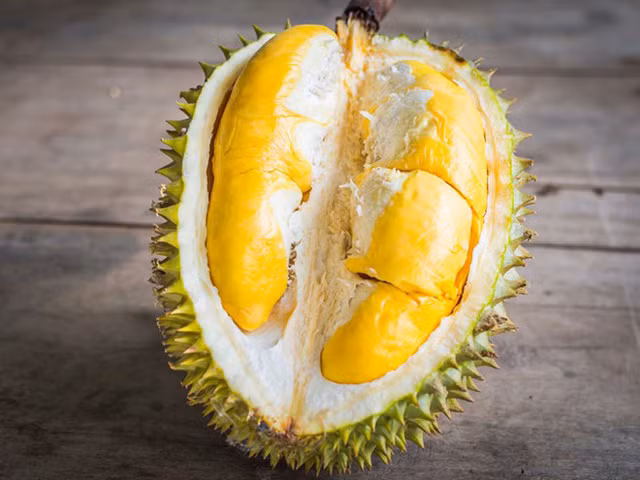 Quan sát cách tách múi sầu riêng của người bán hàng cũng phần nào tiết lộ về chất lượng của quả sầu riêng. Những quả đã già, chín tới thì phần múi của nó đã tự tách ra và người bán chỉ cần dùng cây khui chuyên dụng nhẹ nhàng tách rất đơn giản.