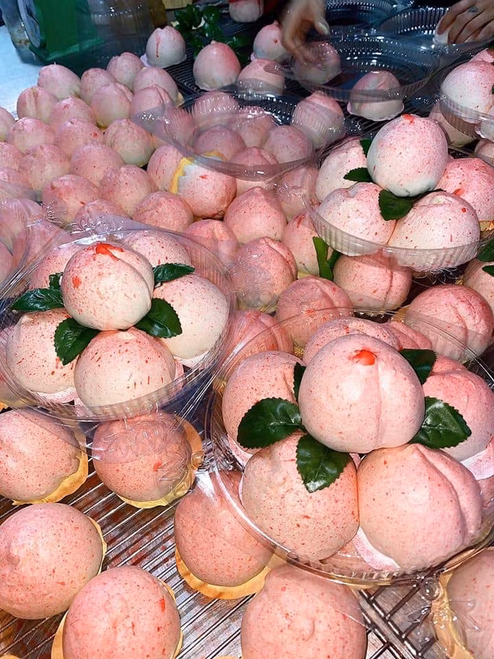 Chị Trang (Thanh Xuân, Hà Nội) cho biết vừa đặt mua một set bánh bao đào tiên về cúng rằm. Năm nay, bánh bao trái đào khá đa dạng nên dễ lựa chọn.