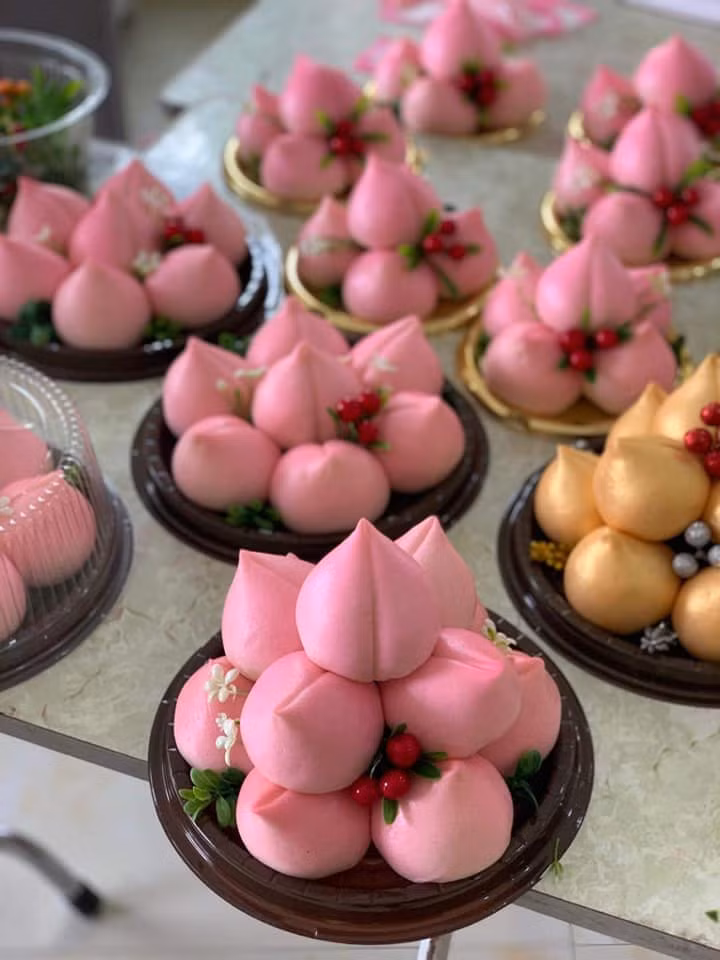 Một set 5 bánh bao trái đào có giá dao động từ 65 - 99.000 đồng. Với set 7 bánh bao trái đào có giá 85 - 120.000 đồng. Set 9 bánh bao trái đào có giá 110 - 165.000 đồng.