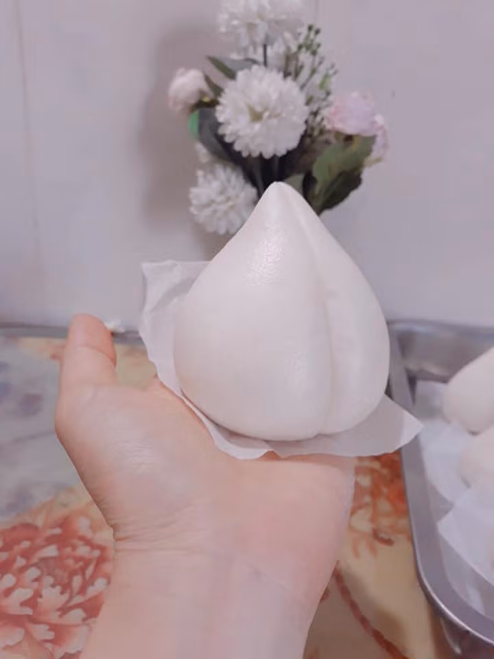 Bánh bao đào tiên được làm khá đơn giản với nguyên liệu như bột mì, bột nở, baking powder, đường, sữa, dầu ăn và muối.