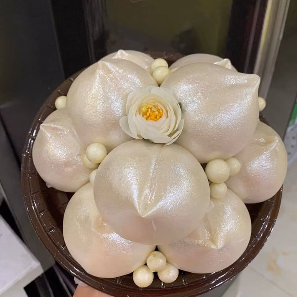 Không chỉ có màu hồng, bánh bao đào còn có thêm màu bạc và màu vàng vô cùng bắt mắt.