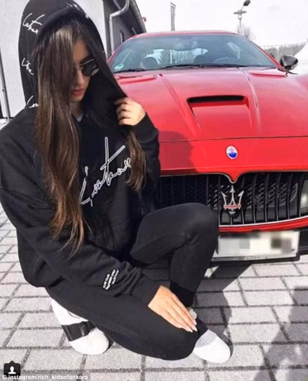 Tạo dáng bên siêu xe thể thao là sở thích của hội con nhà giàu Thổ Nhĩ Kỳ.