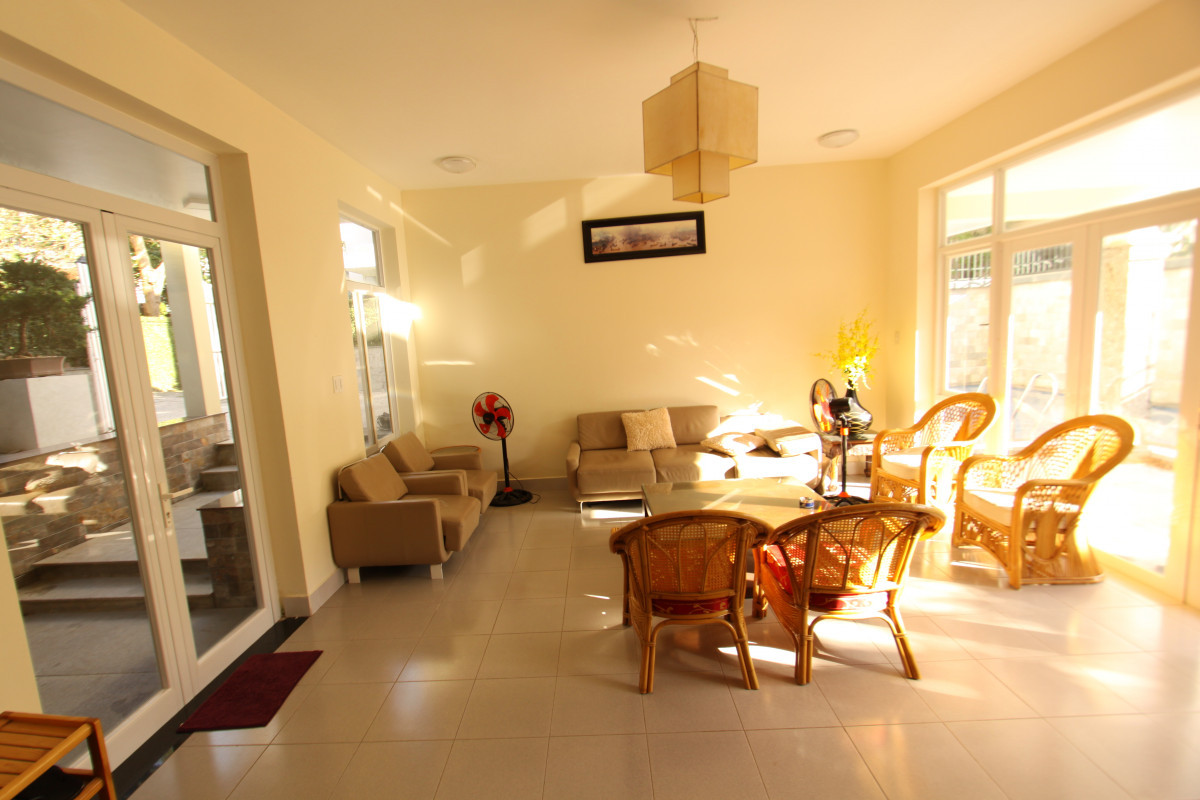 Một phòng khách ở tầng trệt tràn ngập ánh nắng, nhìn ra hồ bơi. Ảnh: Luxstay.