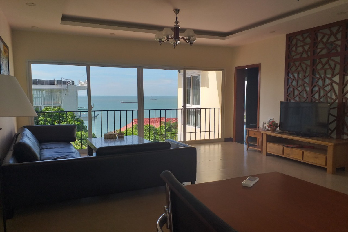 Một phòng khách khác nhìn ra biển mênh mông, có tivi, sofa đen sang trọng, rộng rãi. Ảnh: Luxstay.