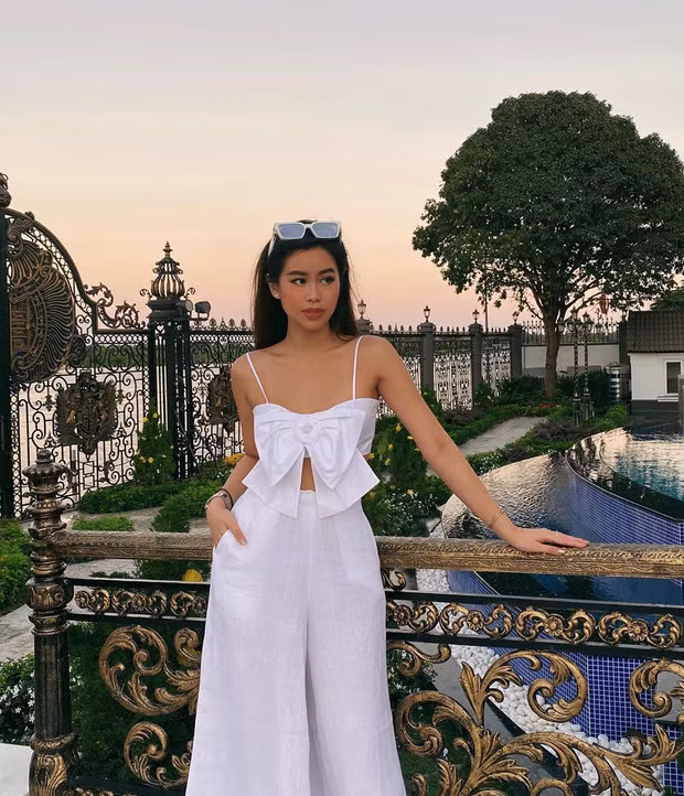 Xung quanh khu nghỉ dưỡng là hàng rào sắt đầy nghệ thuật. Ảnh: Instagram.