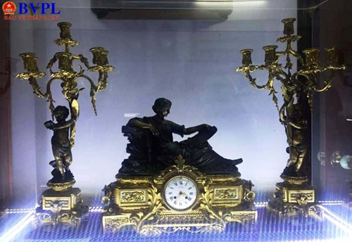 Cổ xưa nhất trong bộ sưu tập của vị bác sĩ này, là những chiếc đồng hồ để bàn của Pháp, Đức, đầy đủ các dòng ODO, MF, VEDETTE… với thiết kế mang phong cách phục hưng tiêu biểu thế kỷ 18, 19. Ảnh: BVPL. Video: Sưu tập đồng hồ cổ để chiêm nghiệm thời gian. Nguồn: VTC1