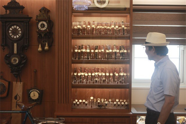 Ông Đào Xuân Tình (Hà Nội) nổi tiếng với thú sưu tập đồng hồ cổ. Trong số hơn 200 chiếc đồng hồ cổ của ông Tình có nhiều chiếc đồng hồ còn được làm từ những chất liệu đắt tiền khiến giá trị thực sự của chúng là vô giá. Ảnh: Dân Việt.