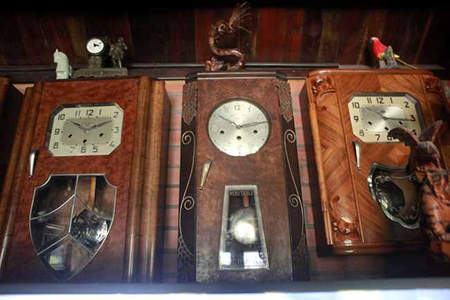 Anh Thuộc cho biết đam mê đồng hồ cổ châu Âu từ những năm 2000, sau này có điều kiện sang các nước châu Âu mới tìm hiểu, sưu tầm những con đồng hồ quý tộc. Ảnh: Dân Việt.