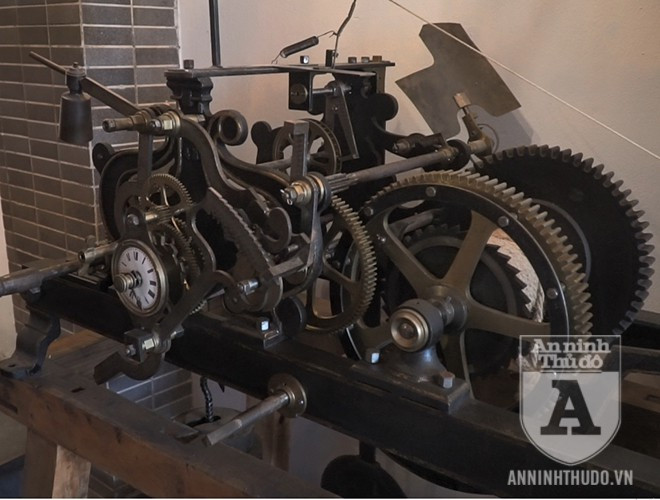 Chiếc đồng hồ hoạt động ngoài trời của Pháp từng được sử dụng tại một nhà thờ của Anh với tuổi đời gần 200 năm. Ảnh: Anninhthudo.