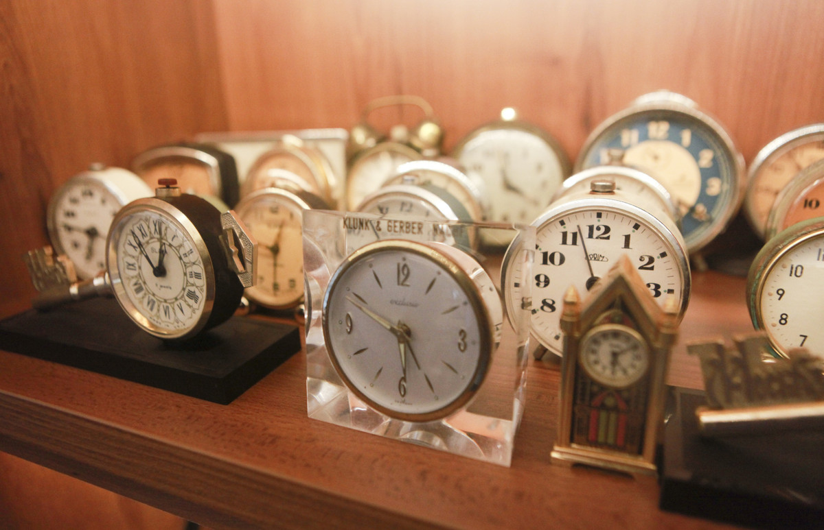 Những chiếc đồng hồ của ông Đào Xuân Tình đều được sản xuất từ năm 1980 trở về trước, chủ yếu là đồng hồ đeo tay Poljot, Slava, đồng hồ để bàn… Ảnh: Dân Việt.