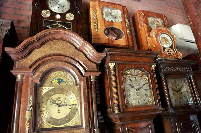 Bên cạnh bộ sưu tập đồng hồ treo tường quý giá, anh Thuộc còn sở hữu 4 chiếc đông hồ cây thuộc dạng sưu tầm, rất quý hiếm, được sản xuất từ những năm 1900 có nguồn gốc từ Anh và Đức. Ảnh: Dân Việt.