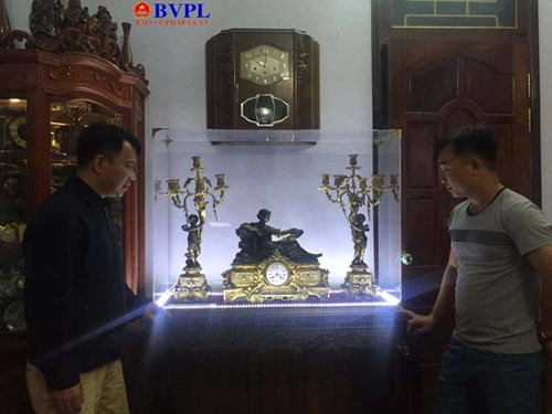 Bác sĩ chuyên khoa mắt Lê Công Đức cũng có bộ sưu tập đồng hồ cổ được xem là "độc nhất vô nhị" ở Hà Tĩnh, với những chiếc đồng hồ cổ có tuổi đời hàng trăm năm. Ảnh: BVPL.