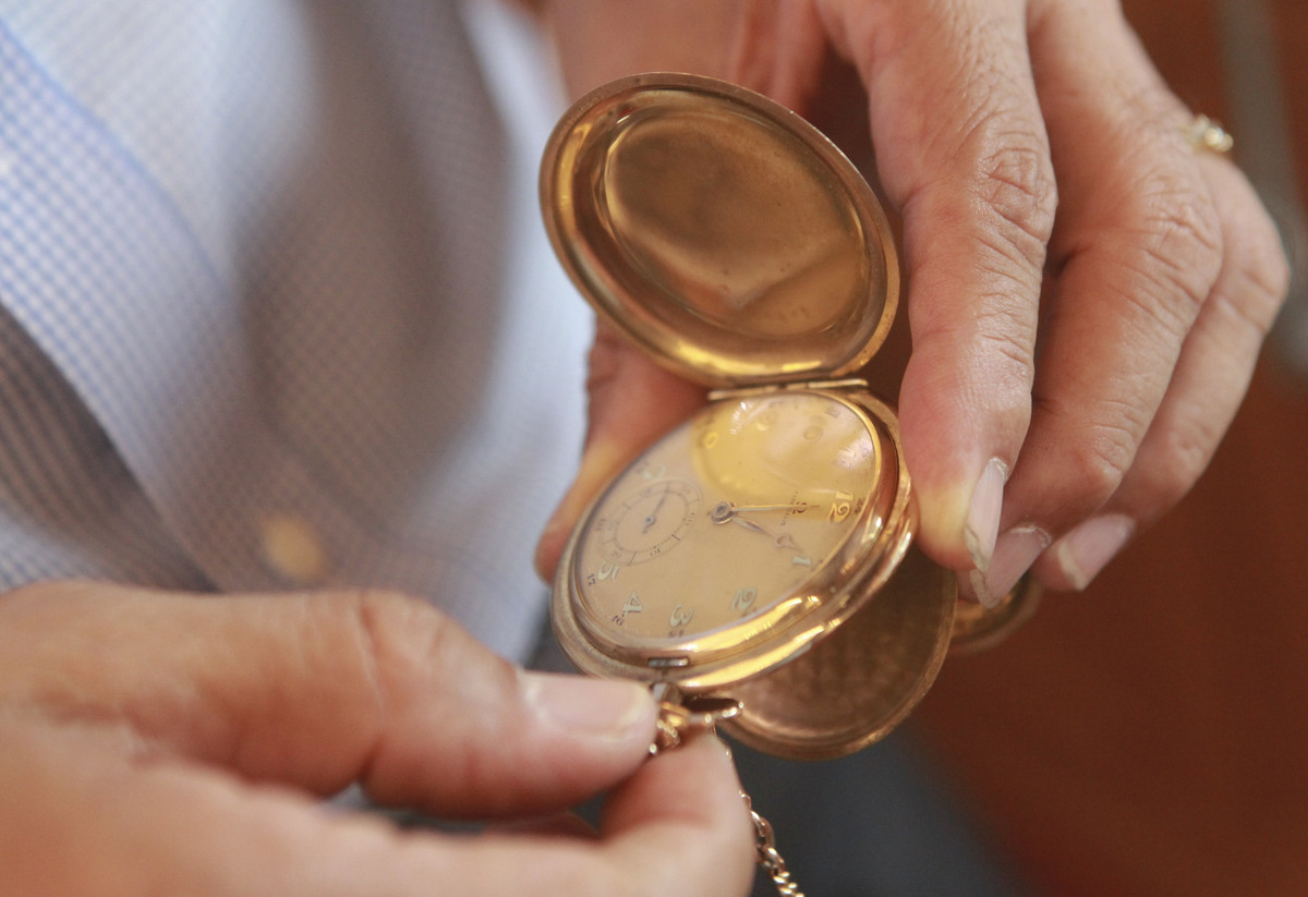 Đáng chú ý, bộ sưu tập đó có chiếc đồng hồ quả quýt được làm từ chất liệu vàng ròng và chế tác thủ công cầu kỳ. Ảnh: Dân Việt