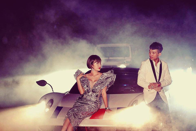 Nhân dịp 4 năm ngày cưới, Minh Nhựa đã cất công chuẩn bị một bữa tiệc lãng mạn tại bãi biển Phan Thiết (Bình Thuận). Kèm theo đó là một chiếc Jaguar XF có giá 4 tỷ đồng.