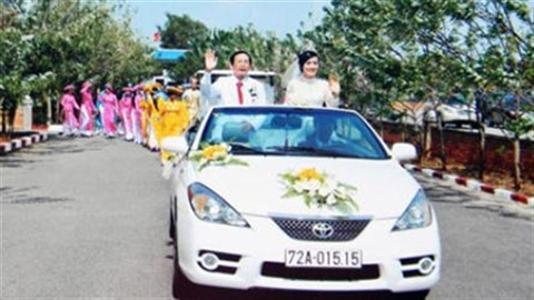 Coi người vợ thứ 5 như bảo bối quý giá nhất trong cuộc đời mình, đại gia Lê Ân chuẩn bị một dàn siêu xe khủng để đón dâu.