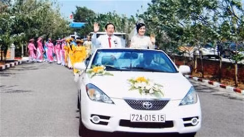 Coi người vợ thứ 5 như bảo bối quý giá nhất trong cuộc đời mình, đại gia Lê Ân chuẩn bị một dàn siêu xe khủng để đón dâu.