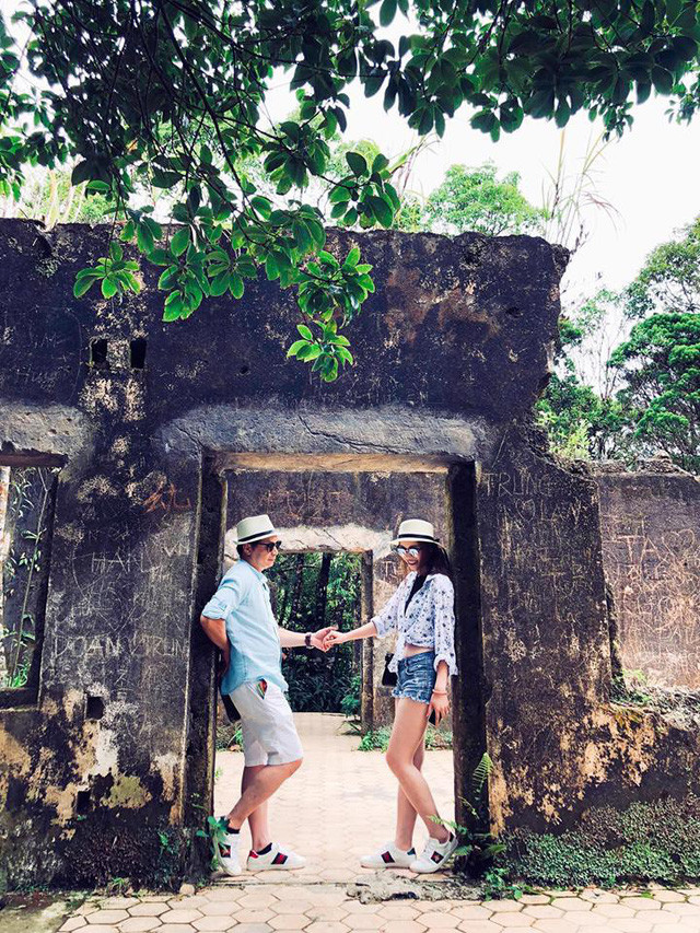 Những lúc rảnh rỗi, anh liên tục đưa Á hậu xinh đẹp đi nghỉ dưỡng, thăm thú nhiều địa điểm du lịch nổi tiếng trên thế giới.