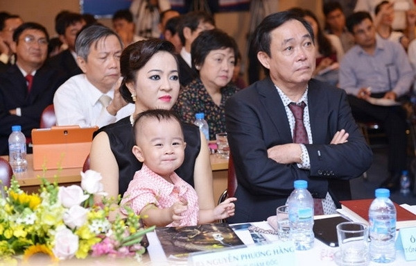 Đại gia Huỳnh Uy Dũng (Dũng lò vôi) từng ra sức bênh vợ trẻ chằm chặp trong nhiều biến cố. Ông thậm chí còn chi ra số tiền 1 tỷ đồng để bảo chứng cho những lời nói của vợ, cũng là cách ông "bênh" vợ mình.