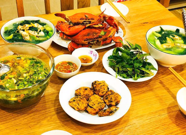 Đặc biệt, dù có bận cả trăm công nghìn việc thì Shark Hưng vẫn thường xuyên vào bếp để nấu ăn cho vợ.