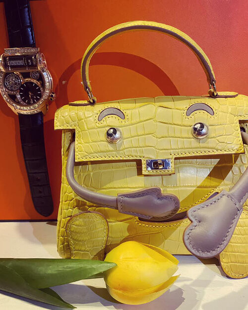 Ngoài ra, đại gia này còn mua tặng cho bà xã Mina một chiếc đồng hồ và túi xách Hermes được thiết kế độc đáo, ước tính giá trị lên đến hàng tỷ đồng.