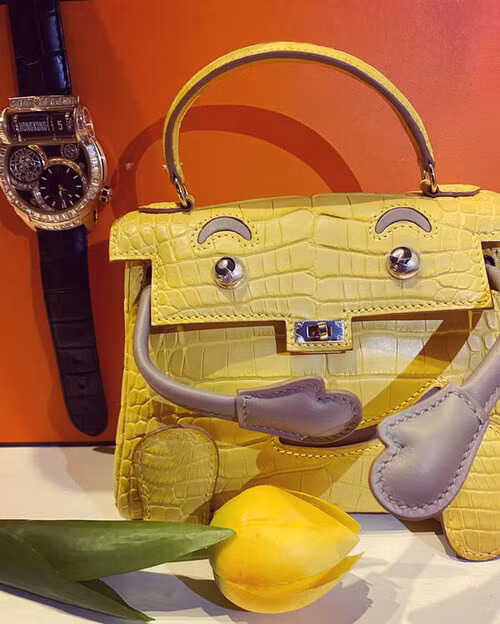 Ngoài ra, đại gia này còn mua tặng cho bà xã Mina một chiếc đồng hồ và túi xách Hermes được thiết kế độc đáo, ước tính giá trị lên đến hàng tỷ đồng.