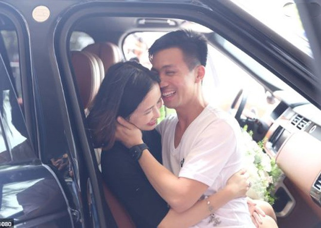 Sau đó, Minh Nhựa đã nhận được sự tha thứ từ vợ. Khi Mina từ Mỹ trở về, đại thiếu gia đã đưa dàn siêu xe ra tận sân bay đón vợ con.