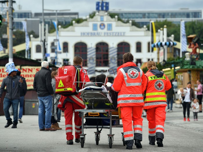 Theo O*NET, lính cứu hỏa, tài xế xe cứu thương, nhân viên y tế khẩn cấp, cảnh sát cũng nằm trong tuyến đầu của ổ dịch. Họ đều có nguy cơ nhiễm bệnh vì tiếp xúc gần với bệnh nhân.