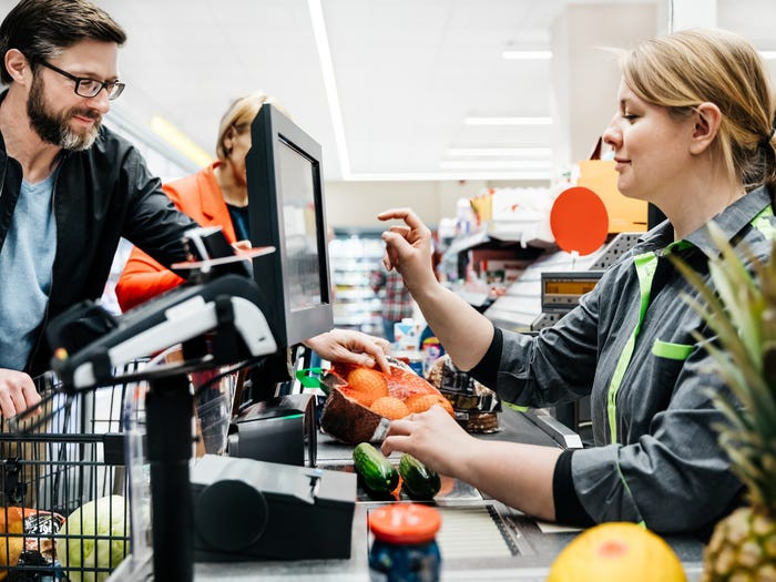 Nhân viên phục vụ, thu ngân, người giao hàng cũng phải đối mặt với những tác động nghiêm trọng từ sự bùng phát của dịch Covid-19.