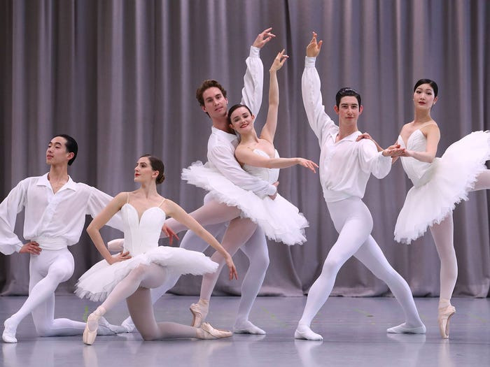 Theo O*NET, các biên đạo múa, vũ công, diễn viên và ca sĩ cũng phải tiếp xúc gần với đồng nghiệp nên có nguy cơ lây nhiễm Covid-19 cao.