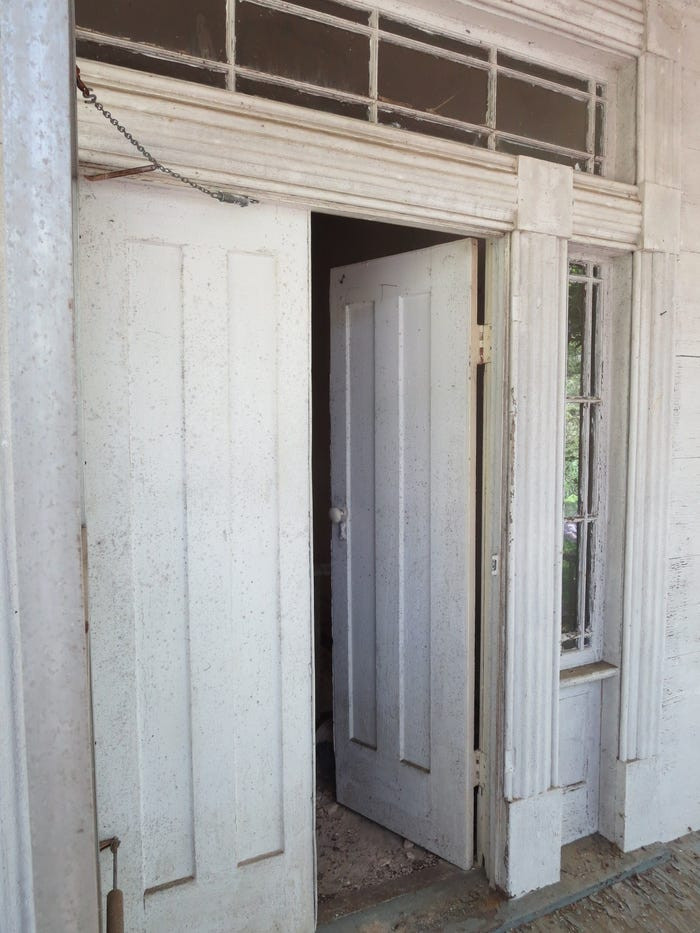 Sau khi được một chủ sỡ hữu bí ẩn mua lại vào năm 2000, căn nhà đã bị bỏ hoang từ đó.