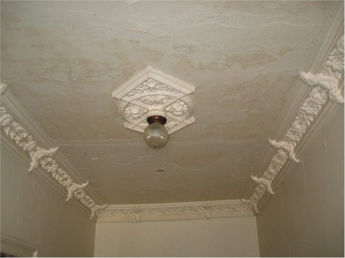 Nội thất bên trong mang đậm lối thiết kế trung đại.