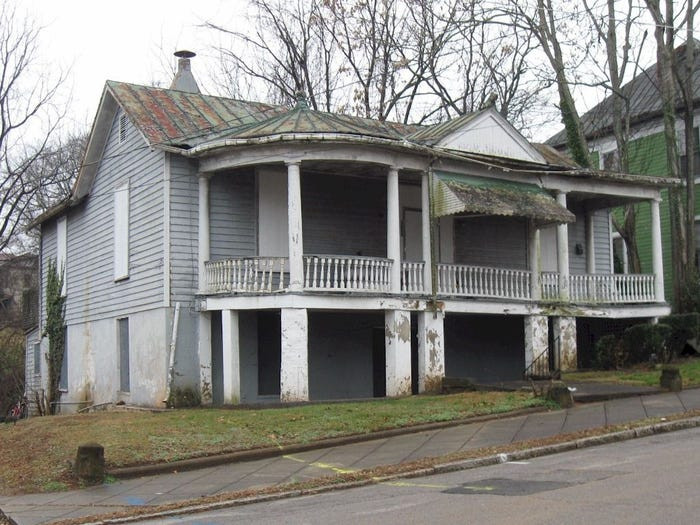 Nằm ở Danville (Virginia), Lumpkin House được niêm yết với giá chỉ 15.000 USD (348 triệu đồng) và là một ngôi nhà nhiều phòng ngủ, hai phòng tắm.