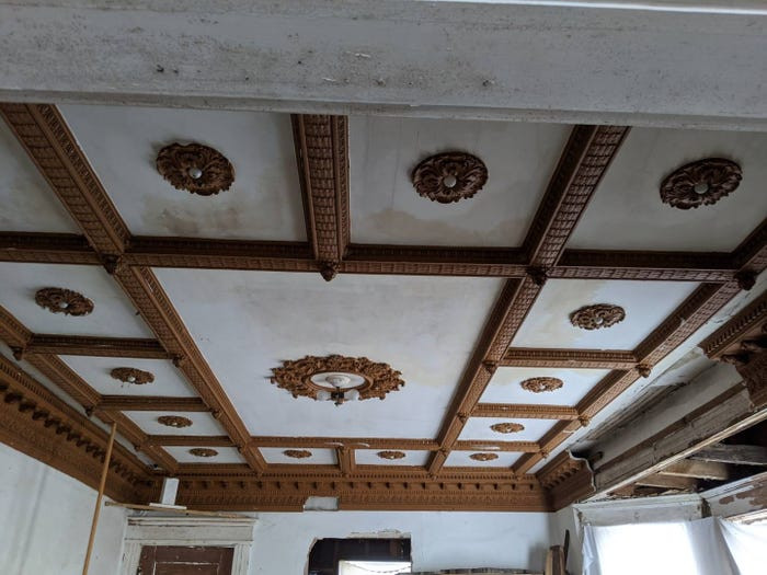 Công trình này được rao bán với giá chỉ 1.000 USD (hơn 23 triệu đồng). Tuy nhiên, người mua cần chi tới 200.000 USD (4,6 tỷ đồng) để sửa nhà.