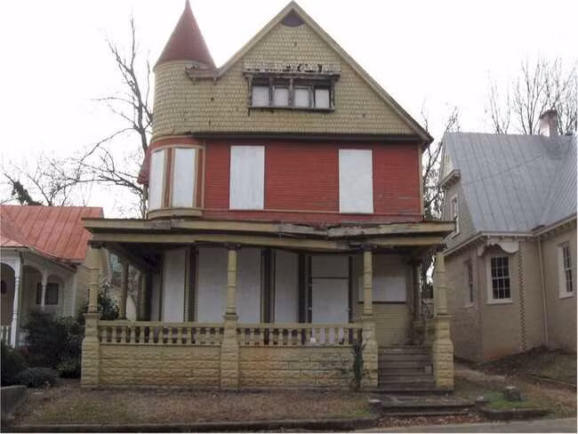 Talley House ở Danville (Virginia) là một ngôi nhà của Nữ hoàng Victoria với tháp pháo, cửa chạm khắc và hiên trước.