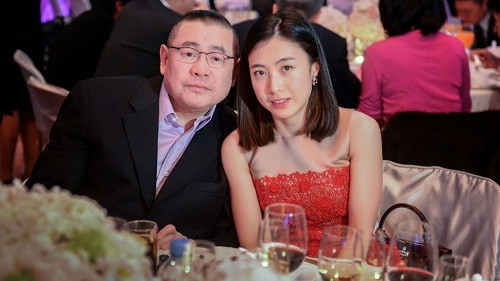 Sở thích “sưu tầm” người đẹp làm người tình của Lưu Loan Hùng khiến không ít người phải trầm trồ. Thời điểm còn cặp kè nhiều người đẹp tên tuổi, Lưu Loan Hùng chi ra khá nhiều tiền để chiều lòng các cô bạn gái.