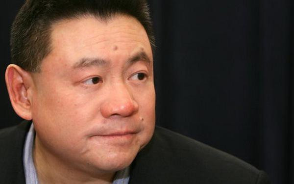 Nổi tiếng trên thị trường bất động sản Hong Kong, tỷ phú 69 tuổi này hiện sở hữu khối tài sản lên tới 16,4 tỷ USD. Bên cạnh vị thế của một đại gia giàu có, Lưu Loan Hùng còn được biết đến là một tay ăn chơi khét tiếng trong giới ăn chơi xa xỉ.