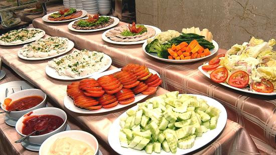 Một nhân viên khách sạn cho biết, giá bữa ăn có thể khoảng 5 USD nhưng đã được tính gộp thành 10 USD. Ví dụ như giá phòng gốc là 100 USD nhưng sau khi kèm bữa sáng thì giá là 110 USD nhưng khách vẫn hài lòng vì họ có cảm giác được ăn thỏa sức miễn phí.