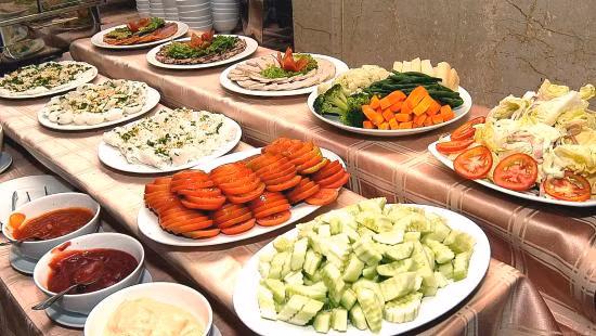 Một nhân viên khách sạn cho biết, giá bữa ăn có thể khoảng 5 USD nhưng đã được tính gộp thành 10 USD. Ví dụ như giá phòng gốc là 100 USD nhưng sau khi kèm bữa sáng thì giá là 110 USD nhưng khách vẫn hài lòng vì họ có cảm giác được ăn thỏa sức miễn phí.