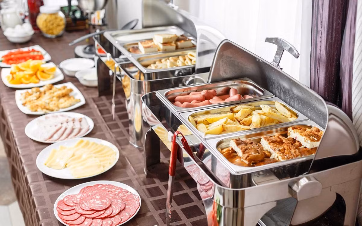 Do đó, phục vụ bữa sáng miễn phí dạng buffet thường được xem là có lợi cho khách sạn. Điều này vừa đảm bảo các yêu cầu của khách, vừa giúp khách sạn có thể tiết kiệm chi phí thuê nhân viên làm thêm vào buổi sáng.