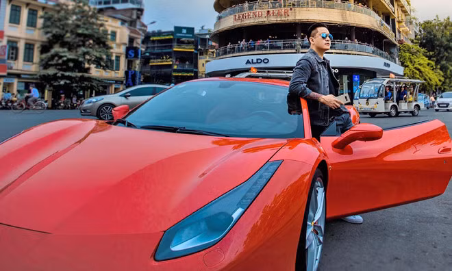Nam ca sĩ sở hữu hàng loạt siêu xe như Ferrari 488 GTB màu đỏ giá 16 tỷ đồng, Range Rover Evoque (gần 8 tỉ đồng), Mercedes-Benz S400 (gần 4 tỉ đồng). Ảnh: FBNV.
