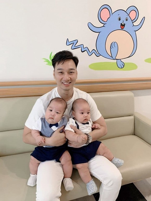 Sau cuộc hôn nhân đầu đổ vỡ, MC Thành Trung đã tìm được bến đỗ hạnh phúc bên bà xã xinh đẹp - Ngọc Hương và hai cậu con trai sinh đôi đáng yêu.