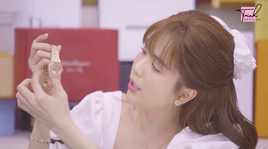 Gần đây nhất, nhân dịp Instagram đạt 5 triệu lượt theo dõi, cô tự thưởng chiếc đồng hồ yêu thích giá 1,8 tỷ đồng chỉ qua 30 giây suy nghĩ.