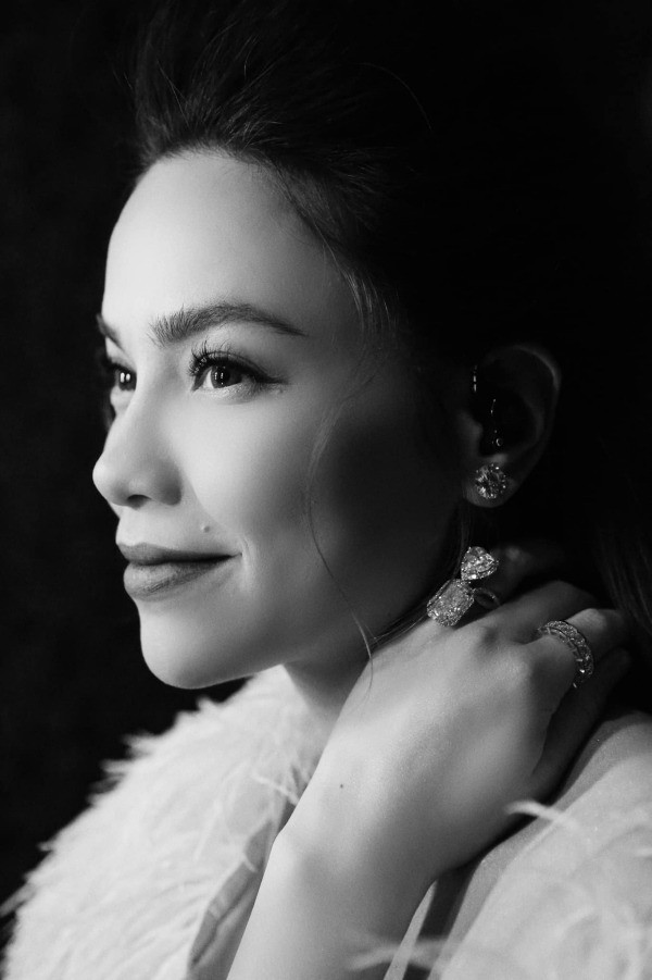 Hồ Ngọc Hà thì thừa nhận bản thân mê trang sức kim cương, đi đâu cũng phải đeo.